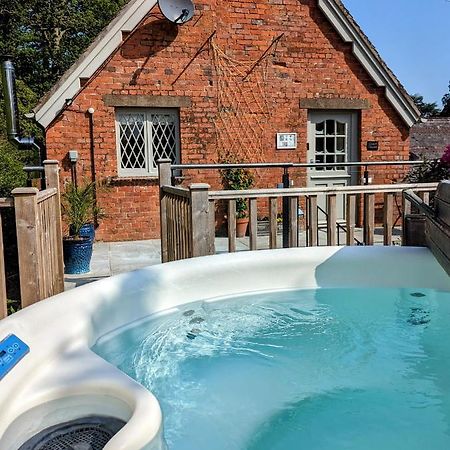 The Coach House Apartment At Cefn Tilla Court, Usk Esterno foto